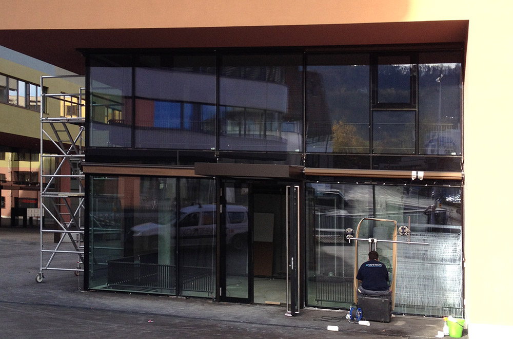 vetrox, glaskratzer, glaskratzer entfernen, glaskratzerentfernung, scratching, graffiti, glass doc, glassanierung, verkratztes glas